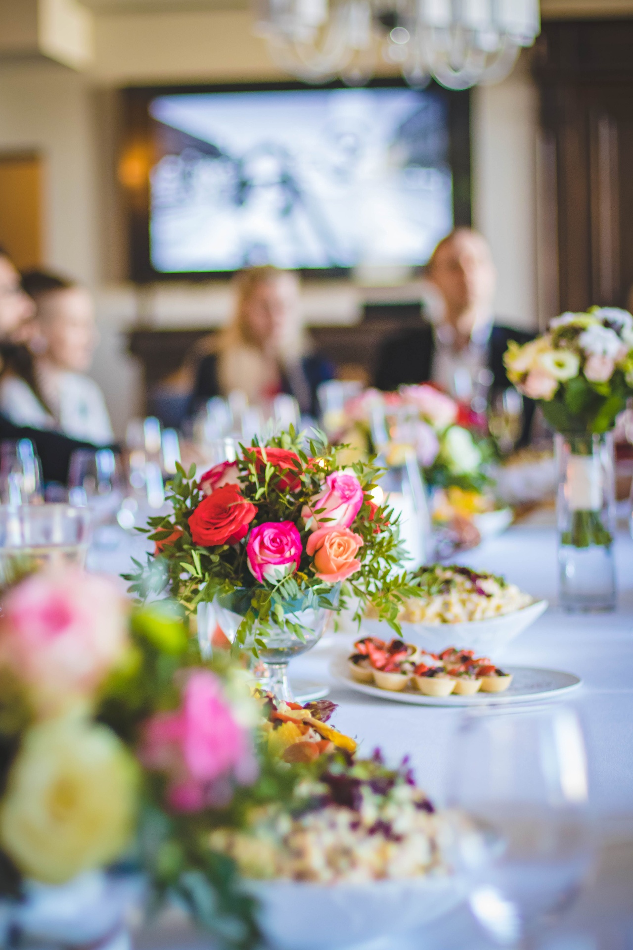 Événement premium MyFoodBuddy — table dressée, fleurs et mets raffinés